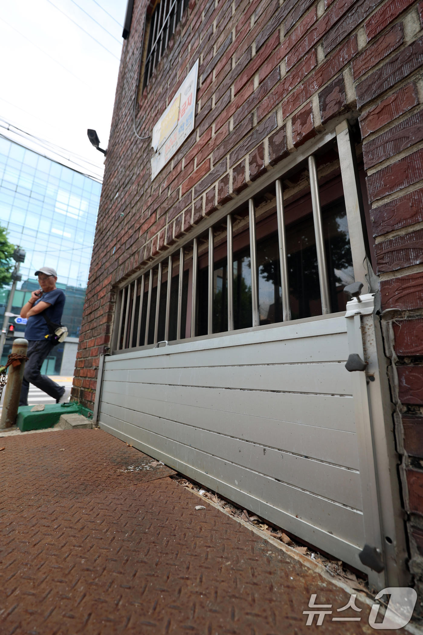 (서울=뉴스1) 황기선 기자 = 본격적인 장마철을 앞둔 19일 서울 마포구의 한 주택가에 집중호우 대비 차수판(물막이)이 설치돼 있다. 2025.6.19/뉴스1