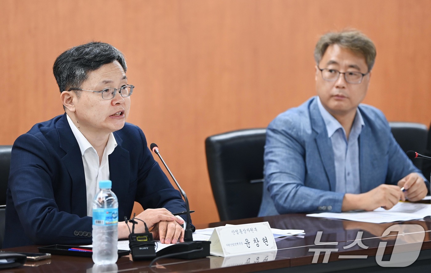 (서울=뉴스1) 이연주 기자 = 윤창현 산업통상자원부 자원산업정책국장이 19일 서울 종로구 석탄회관에서 열린 '중동 상황 관련 석유·가스 수급 및 가격 점검회의'를 주재하고 있다. …