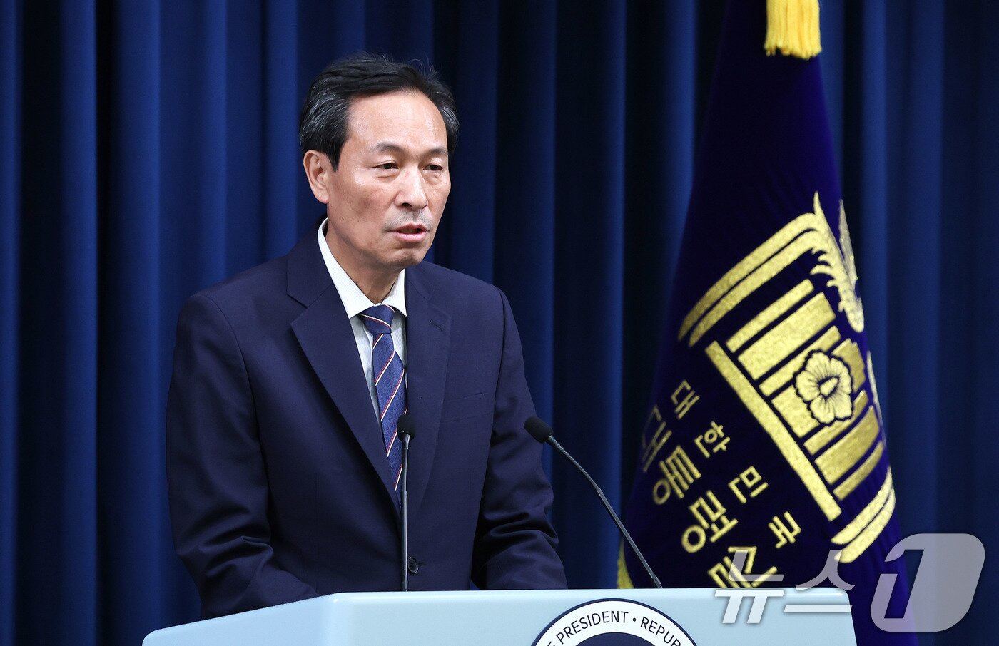 본문 이미지 - 우상호 정무수석이 19일 서울 용산구 대통령실 청사에서 현안 관련 브리핑을 하고 있다. 우 정무수석은 이날 &#34;이 대통령과 여야 지도부들이 22일 일요일 12시 대통령 관저에서 오찬을 겸해서 회동할 예정＂이라고 밝혔다. 2025.6.19/뉴스1 ⓒ News1 박지혜 기자