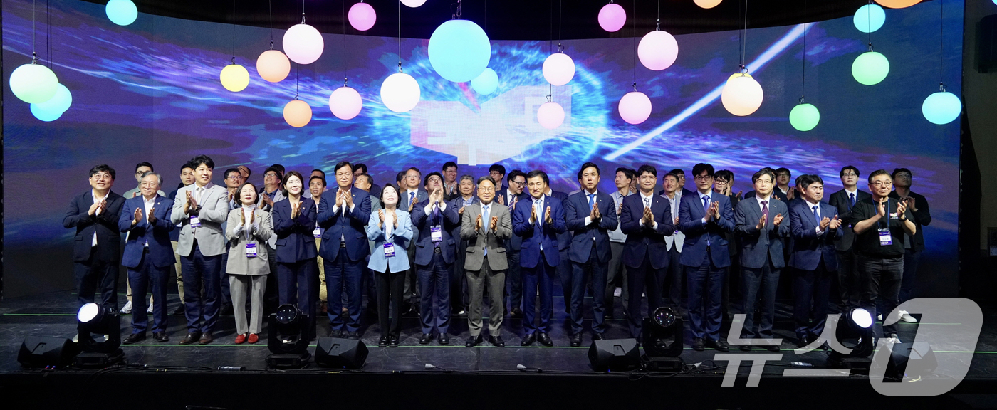 (광주=뉴스1) 박준배 기자 = 강기정 광주시장이 19일 오후 북구 빛고을 창업스테이션에서 열린 '스테이지(STA‧G) 개관식'에 참석해 기념촬영을 하고 있다.(광주시 제공. 재판 …