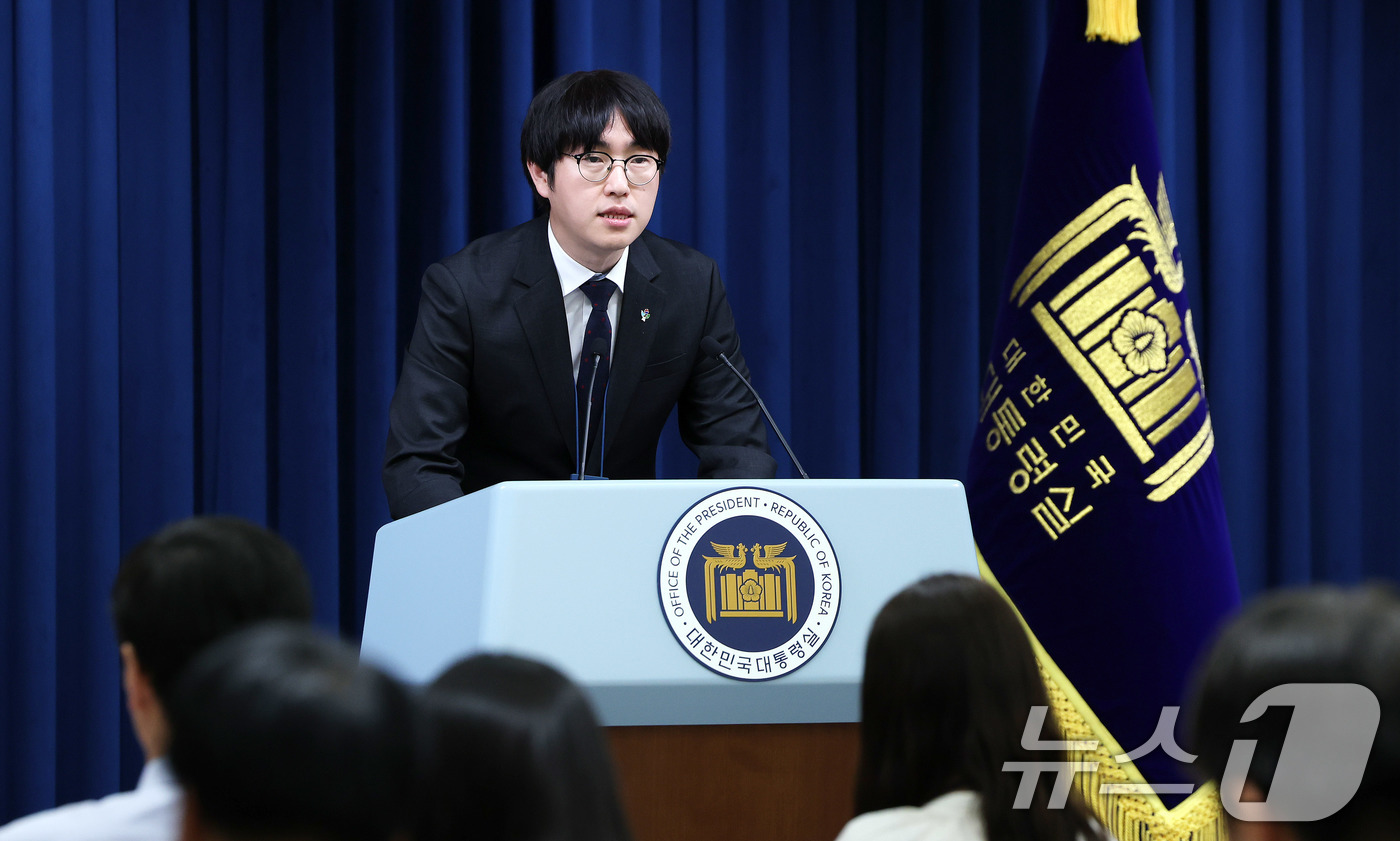 (서울=뉴스1) 박지혜 기자 = 하정우 AI미래기획수석이 19일 서울 용산구 대통령실 청사에서 이공계특별법 관련 브리핑을 하고 있다.  2025.6.19/뉴스1