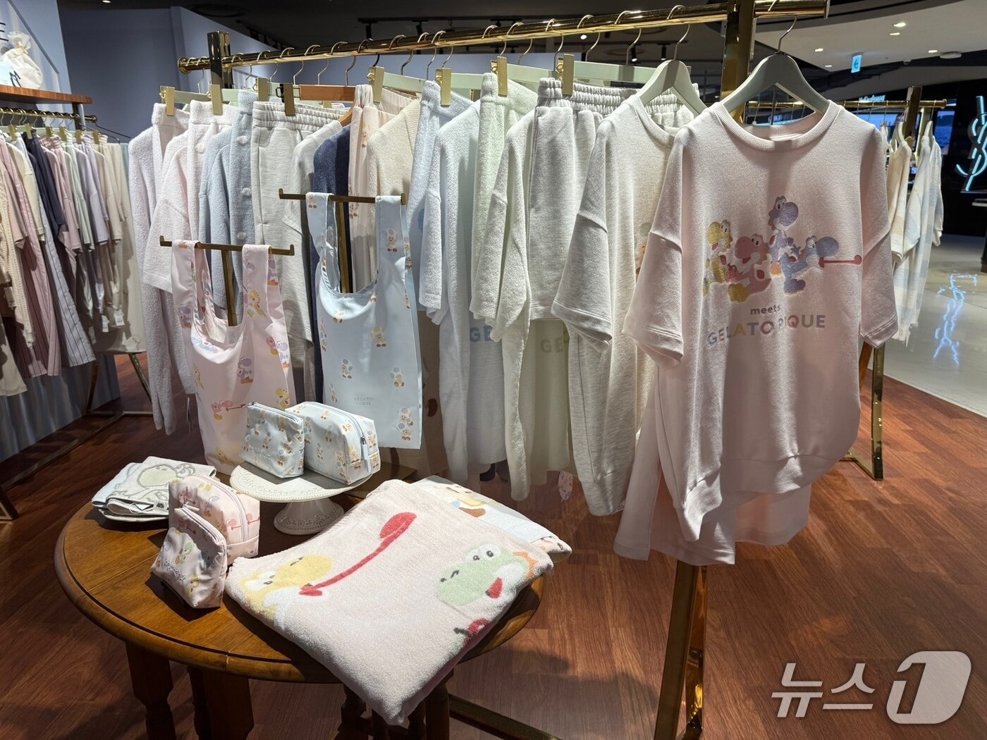 본문 이미지 - 롯데월드타워에서 열린 젤라또피케 팝업스토어에 슈퍼마리오와의 협업 제품들이 전시돼 있다. ⓒ 뉴스1 김형준 기자