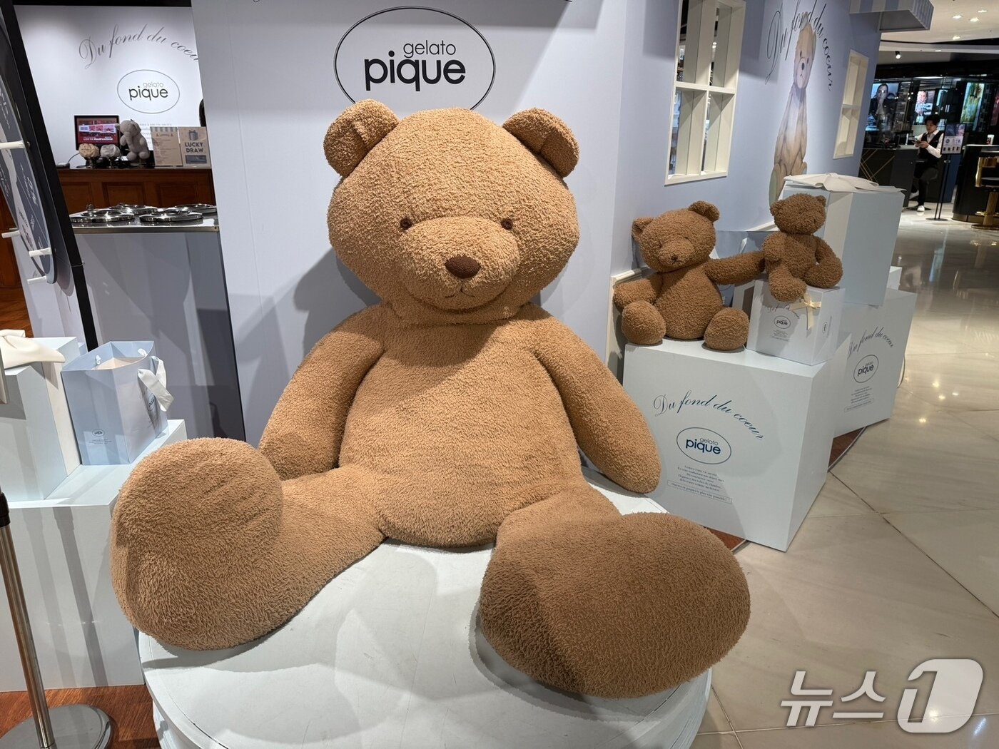 본문 이미지 - 디저트샵 콘셉트로 꾸며진 젤라또피케 팝업스토어에 곰 인형 포토 스팟이 조성돼 있다. ⓒ 뉴스1 김형준 기자