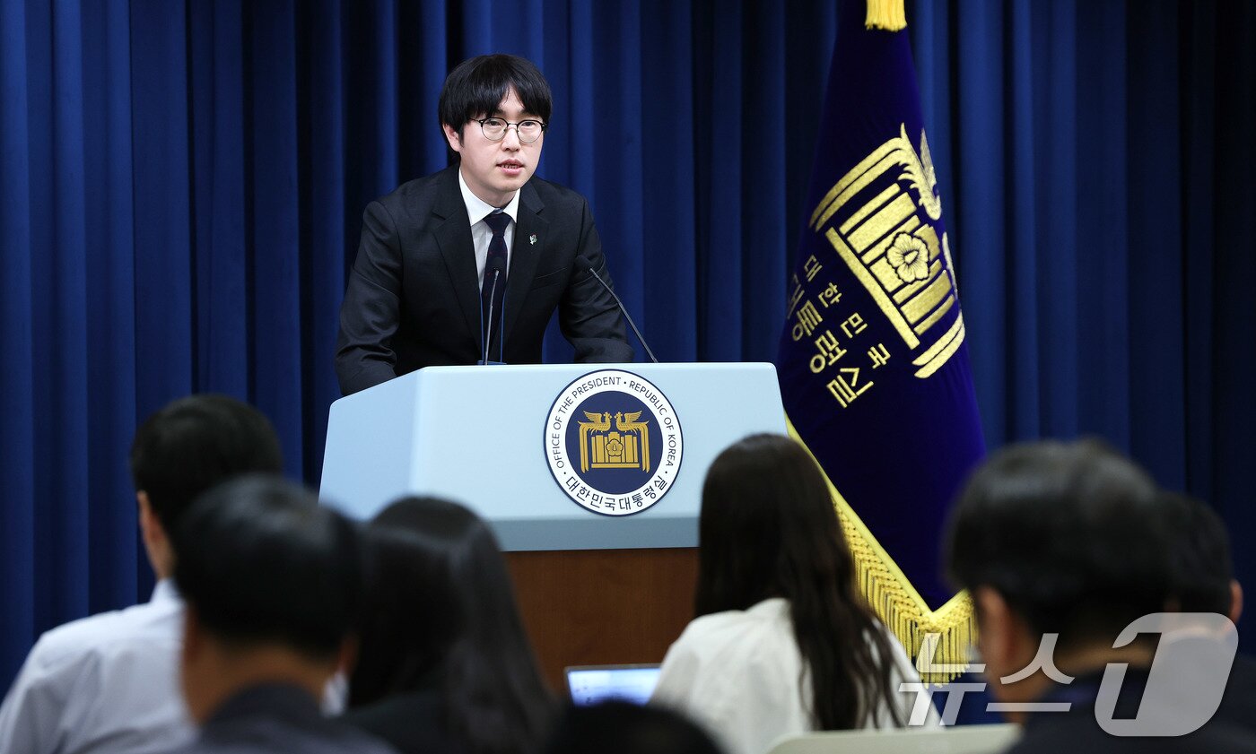 본문 이미지 - 하정우 AI미래기획수석이 19일 서울 용산구 대통령실 청사에서 이공계특별법 관련 브리핑을 하고 있다. 2025.6.19/뉴스1 ⓒ News1 박지혜 기자