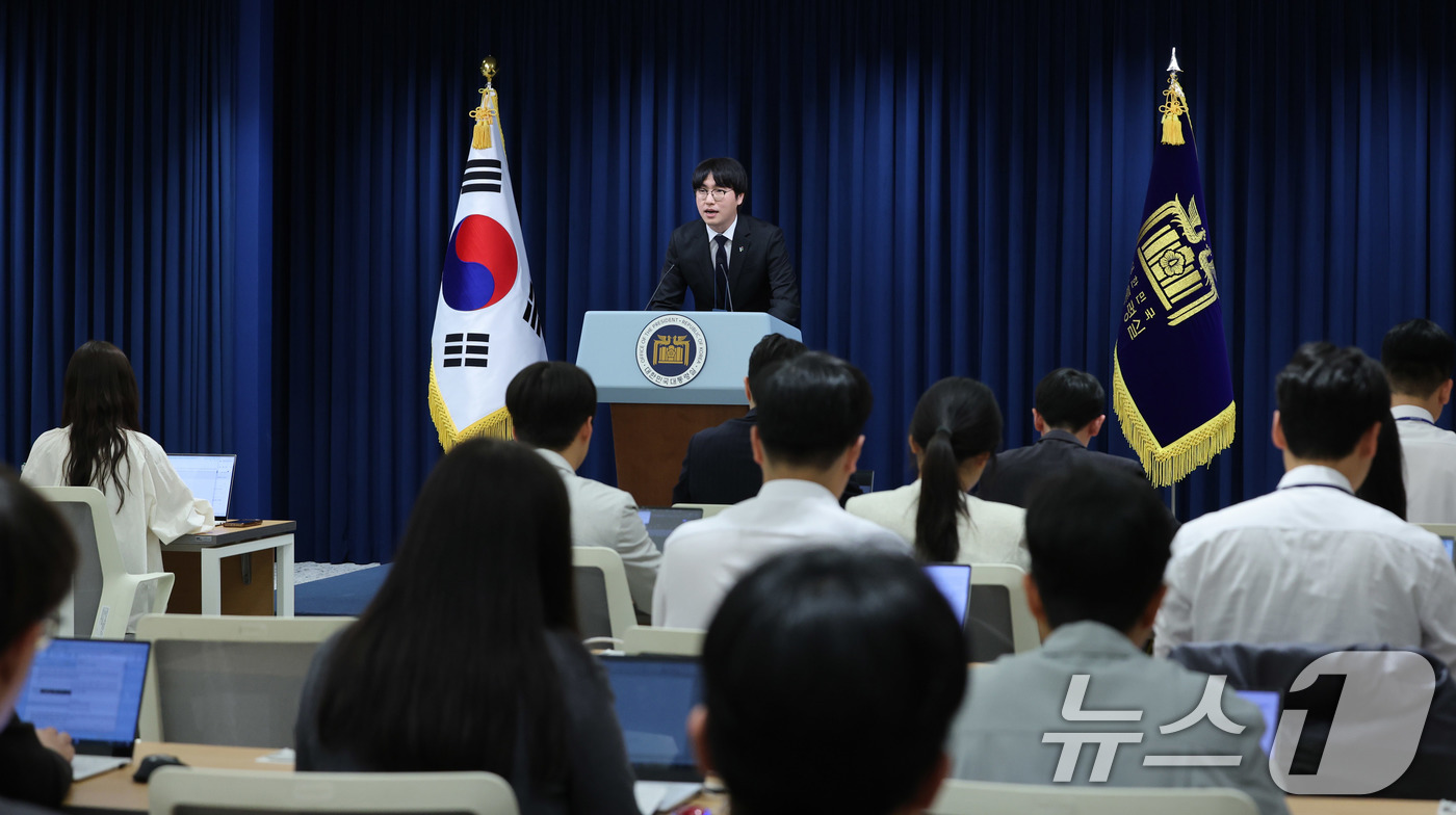 (서울=뉴스1) 박지혜 기자 = 하정우 AI미래기획수석이 19일 서울 용산구 대통령실 청사에서 이공계특별법 관련 브리핑을 하고 있다.  2025.6.19/뉴스1