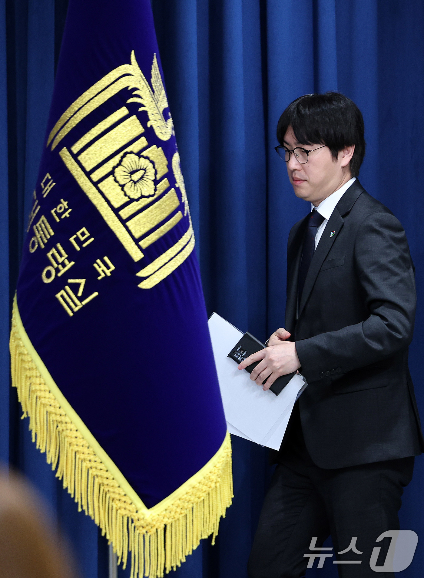 (서울=뉴스1) 박지혜 기자 = 하정우 AI미래기획수석이 19일 서울 용산구 대통령실 청사에서 이공계특별법 관련 브리핑을 위해 입장하고 있다. 2025.6.19/뉴스1