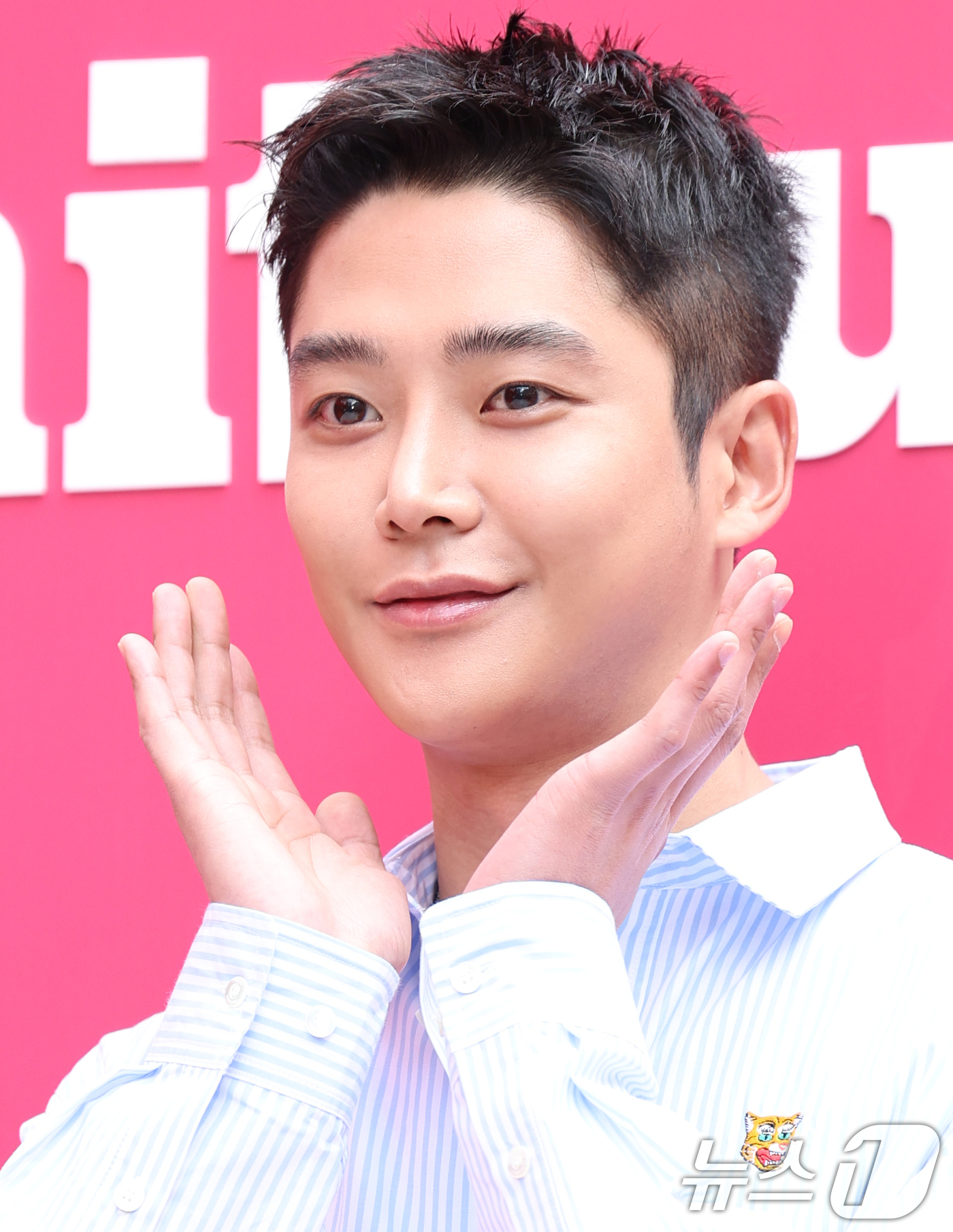 (서울=뉴스1) 권현진 기자 = 배우 로운이 19일 오후 서울 강남구 신사동의 한 매장에서 열린 프리미엄 패션 브랜드 가로수길 플래그십 오픈 기념 포토 행사에 참석해 포즈를 취하고 …