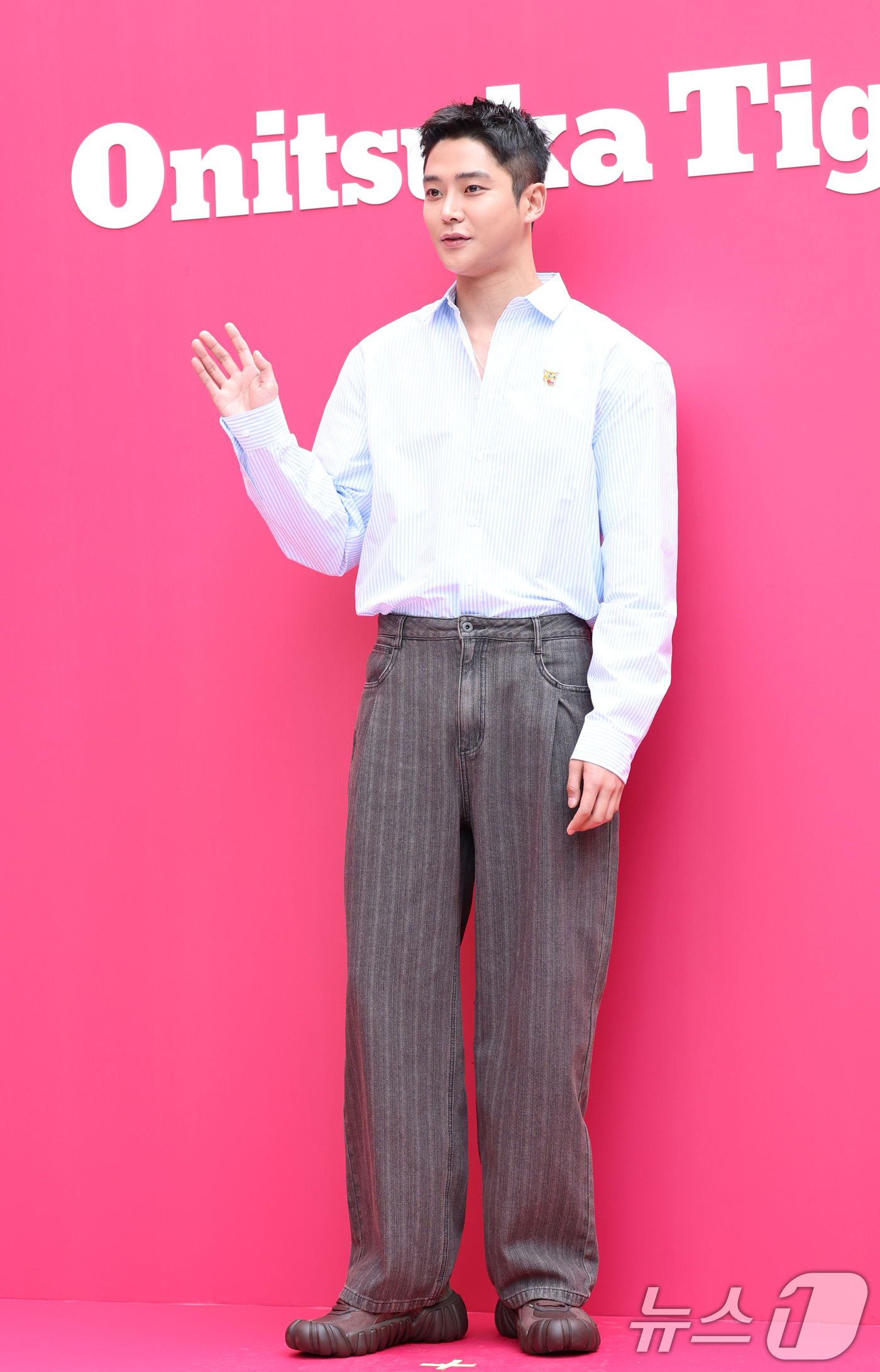 (서울=뉴스1) 권현진 기자 = 배우 로운이 19일 오후 서울 강남구 신사동의 한 매장에서 열린 프리미엄 패션 브랜드 가로수길 플래그십 오픈 기념 포토 행사에 참석해 포즈를 취하고 …