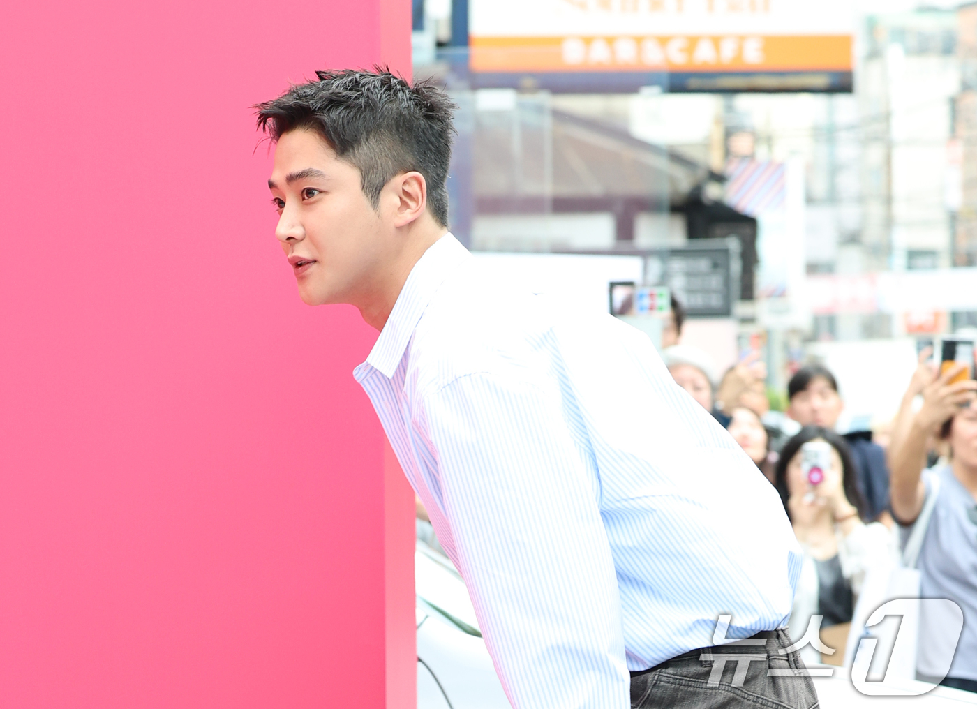 (서울=뉴스1) 권현진 기자 = 배우 로운이 19일 오후 서울 강남구 신사동의 한 매장에서 열린 프리미엄 패션 브랜드 가로수길 플래그십 오픈 기념 포토 행사에 참석하고 있다. 20 …