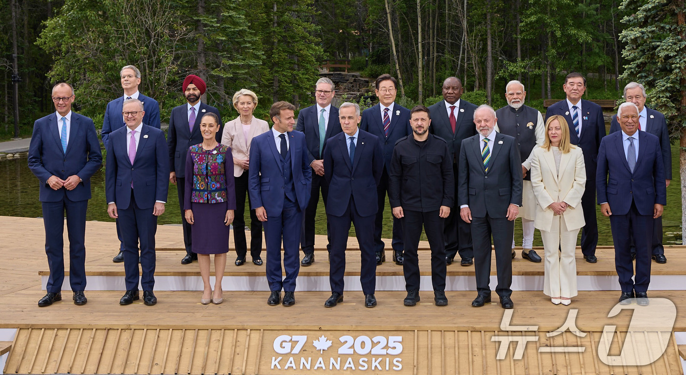 (서울=뉴스1) 박지혜 기자 = 이재명 대통령이 17일(현지시각) 캐나다 앨버타주 캐내내스키스 주요 7개국(G7) 정상회의장에서 G7 및 초청국 정상들과 기념촬영을 하고 있다.뒷줄 …