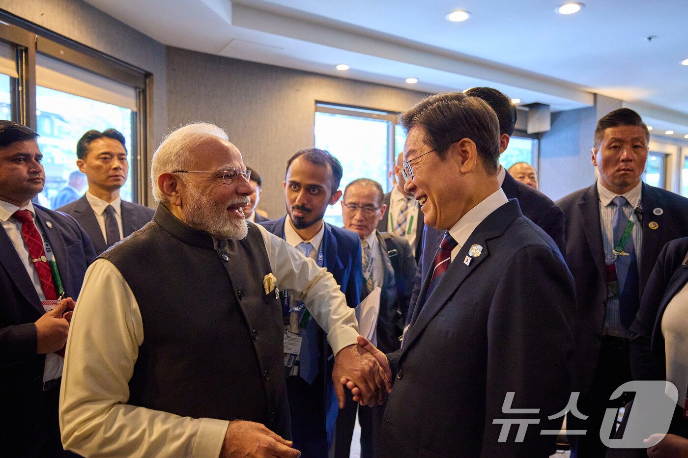 본문 이미지 - 이재명 대통령과 나렌드라 모디 인도 총리가 17일&#40;현지시간&#41; 캐나다 앨버타주 캐내내스키스 주요 7개국&#40;G7&#41; 정상회의장에서 정상회담을 하고 있다.&#40;이재명 대통령 SNS. 재판매 및 DB 금지&#41; 2025.6.19/뉴스1 ⓒ News1 박지혜 기자