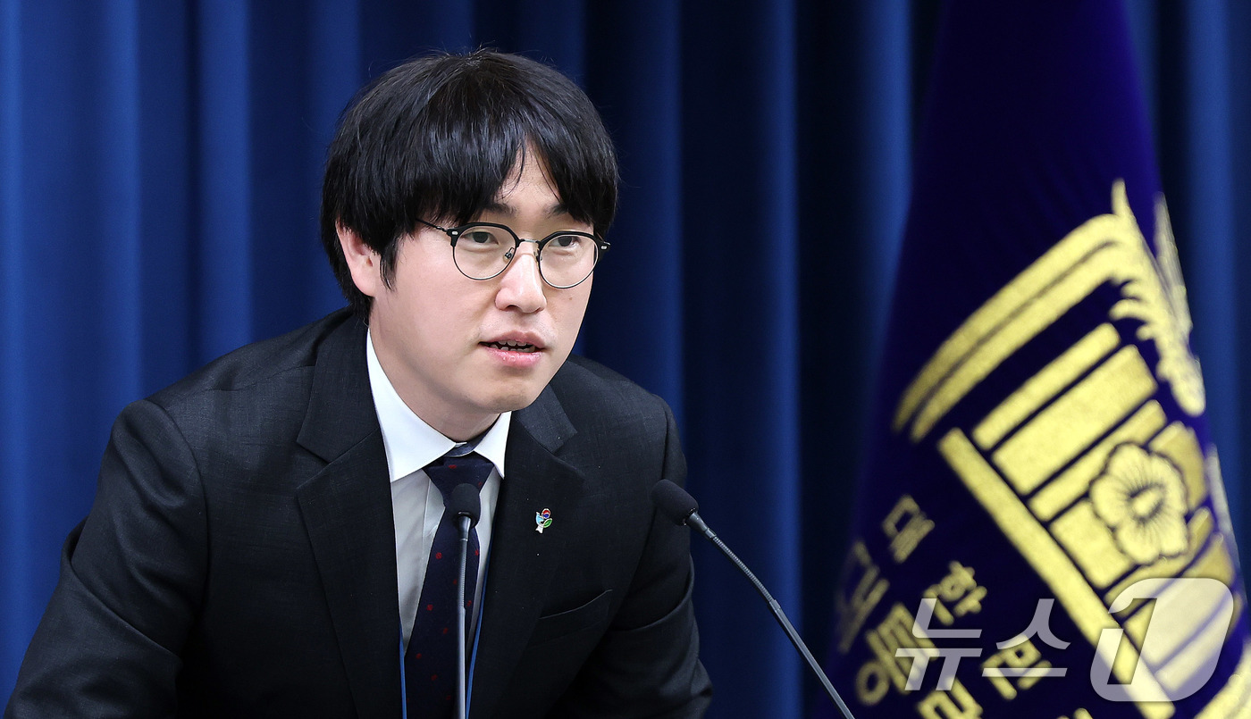 (서울=뉴스1) 박지혜 기자 = 하정우 AI미래기획수석이 19일 서울 용산구 대통령실 청사에서 이공계특별법 관련 브리핑을 하고 있다.  2025.6.19/뉴스1