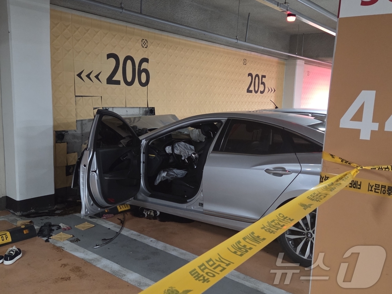 (서울=뉴스1) = 19일 오후 2시 26분쯤 세종시 새롬동의 한 아파트 지하 1층에서 승용차가 주차장 벽을 들이받는 사고가 발생했다.이 사고로 차 뒷자리에 타고 있던 70대와 8 …