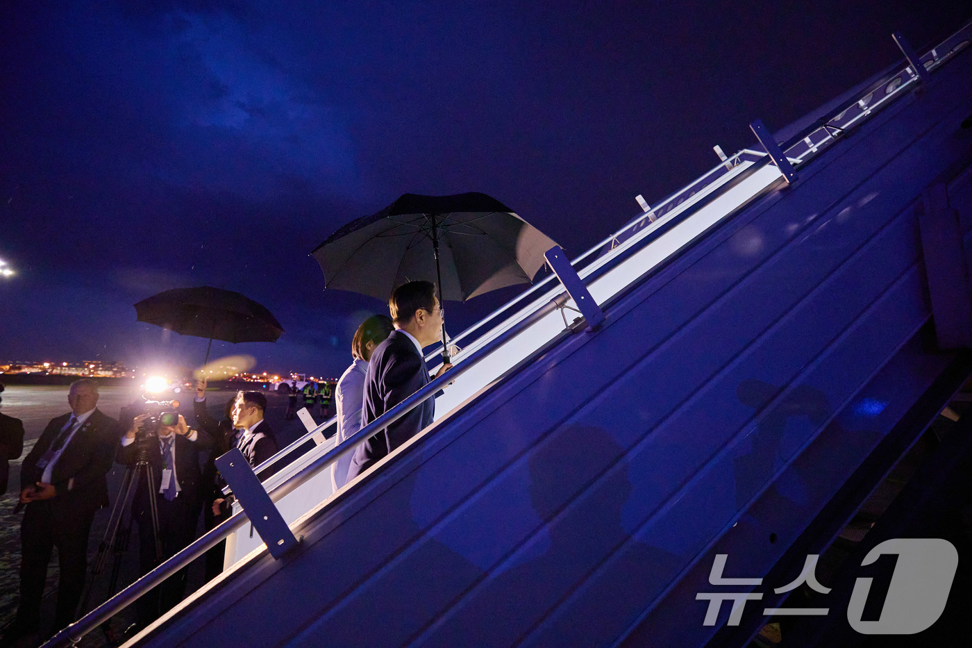 (서울=뉴스1) 박지혜 기자 = 대통령실은 이재명 대통령과 김혜경 여사가 지난 17일(현지시간) 캘거리 국제공항에서 주요 7개국(G7) 정상회의 일정을 마치고 공군 1호기에 오르는 …