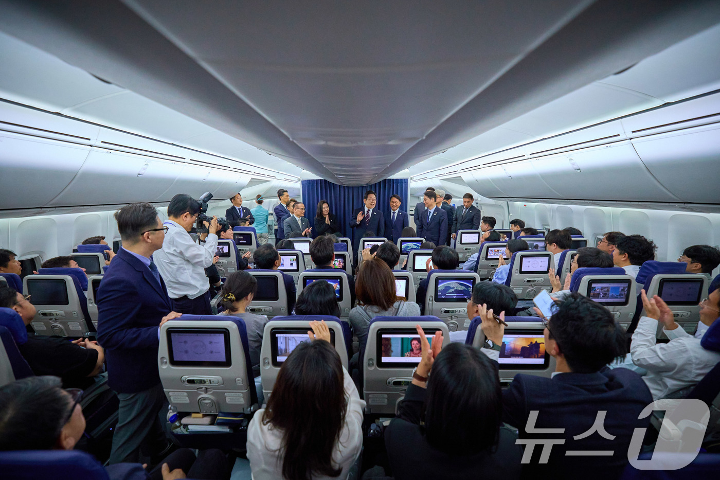 (서울=뉴스1) 박지혜 기자 = 주요 7개국(G7) 정상회의에 참석하는 이재명 대통령이 16일(현지시간) 캐나다 앨버타주 캘거리로 향하는 공군 1호기에서 기자간담회를 하고 있다. …