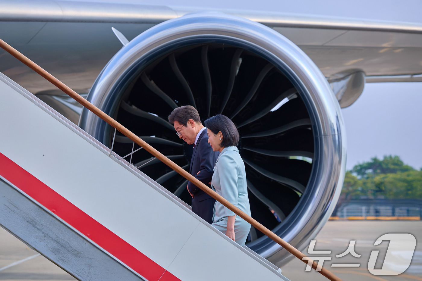 (서울=뉴스1) 박지혜 기자 = 대통령실은 이재명 대통령과 부인 김혜경 여사가 주요7개국(G7) 정상회의 참석을 위해 지난 16일 오후 경기도 성남 서울공항을 통해 출국하는 모습을 …
