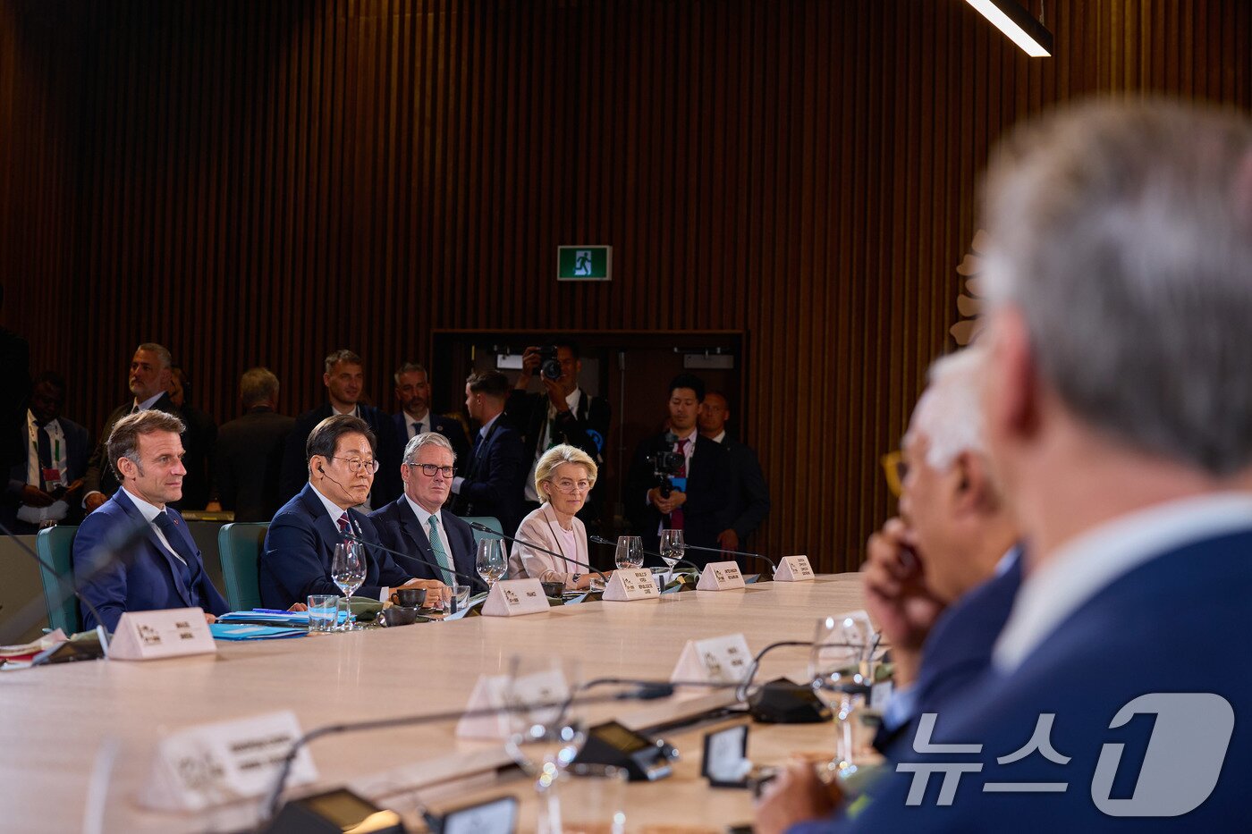 본문 이미지 - 대통령실은 이재명 대통령이 지난 6월 17일(현지시간) 캐나다 앨버타주 캐내내스키스 주요 7개국(G7) 정상회의장에서 업무 오찬을 겸해 열린 G7 정상회의 확대 세션에 참석한 모습을 19일 SNS 통해 공개했다. (이재명 대통령 SNS. 재판매 및 DB 금지) 2025.6.19/뉴스1 ⓒ News1 박지혜 기자