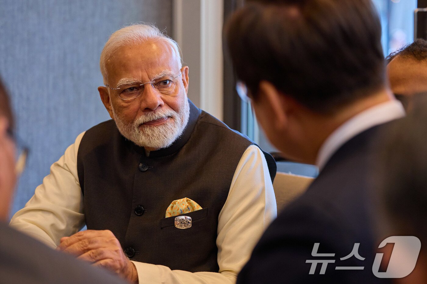 본문 이미지 - 대통령실은 이재명 대통령과 나렌드라 모디 인도 총리가 지난 17일(현지시간) 캐나다 앨버타주 캐내내스키스 주요 7개국(G7) 정상회의장에서 정상회담 하는 모습을 19일 SNS를 통해 공개했다. (이재명 대통령 SNS . 재판매 및 DB 금지) 2025.6.19/뉴스1 ⓒ News1 박지혜 