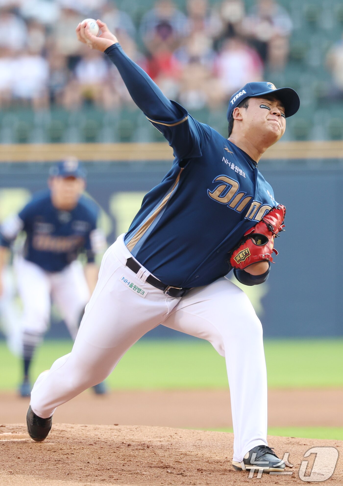 본문 이미지 - 19일 오후 서울 송파구 잠실야구장에서 열린 프로야구 &#39;2025 신한 SOL뱅크 KBO 리그&#39; LG 트윈스와 NC 다이노스의 경기에서 NC 선발투수 신민혁이 역투하고 있다. 2025.6.19/뉴스1 ⓒ News1 김명섭 기자