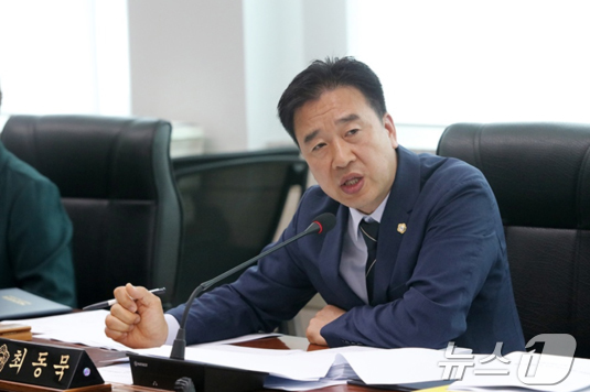 (서산=뉴스1) 이동원 기자 = 최동묵 서산시의회 의원이 지난 17일 제306회 서산시의회 제1차 정례회 2025년도 행정사무감사 중 문화예술과에 대한 감사에서 관내 전통사찰 방재 …