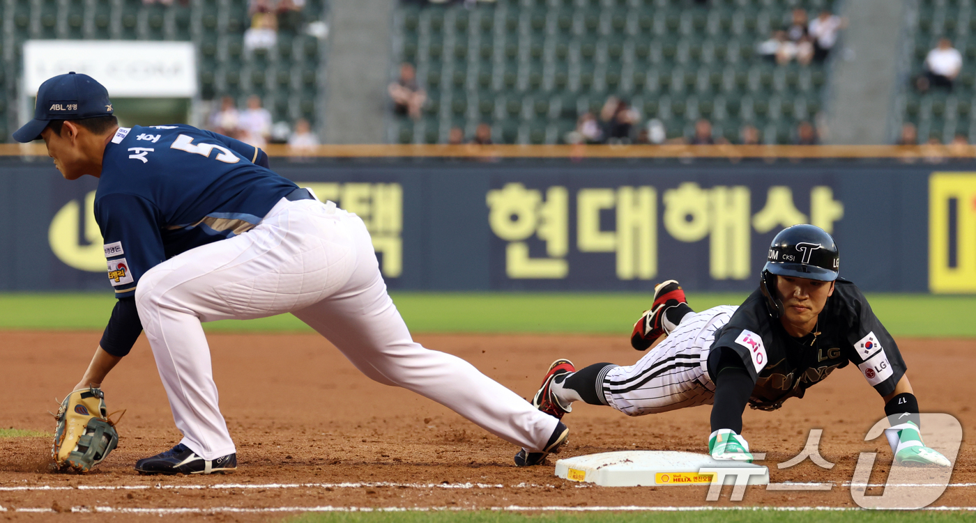 (서울=뉴스1) 김명섭 기자 = 19일 오후 서울 송파구 잠실야구장에서 열린 프로야구 '2025 신한 SOL뱅크 KBO 리그' LG 트윈스와 NC 다이노스의 경기에서 3회말 LG …