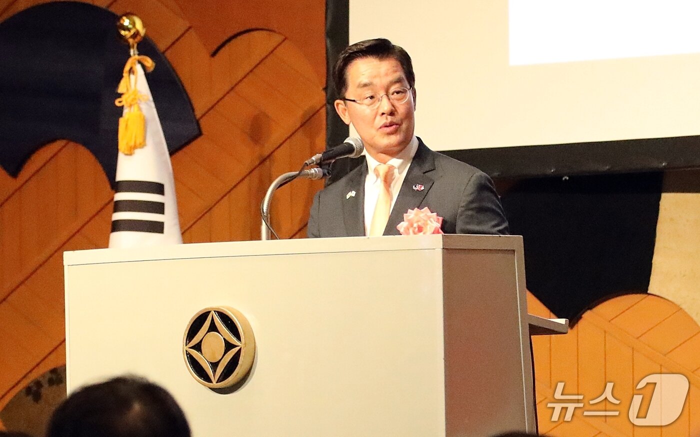 본문 이미지 - 박철희 주일대사가 19일 일본 도쿄 뉴오타니 호텔에서 열린 주일 한국대사관 주최 &#39;한일 국교정상화 60주년 기념&#39; 리셉션에서 인사말 하고 있다. 2025.06.19/뉴스1 ⓒNews1 노민호 기자