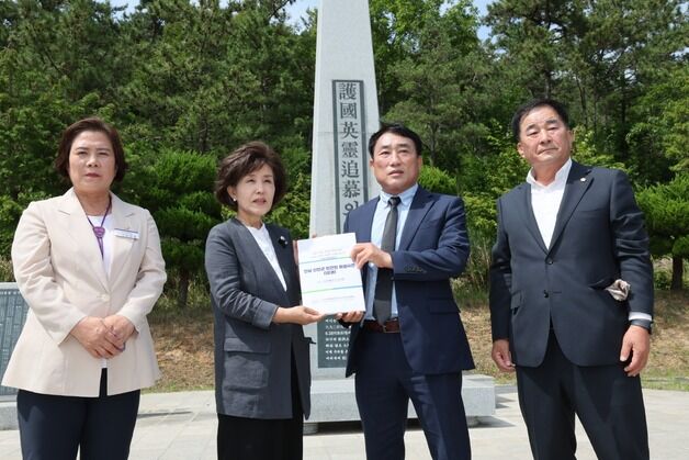 진실화해위원장, 한국전쟁 민간인 희생 신안군 찾아 "비극 되풀이 않길"