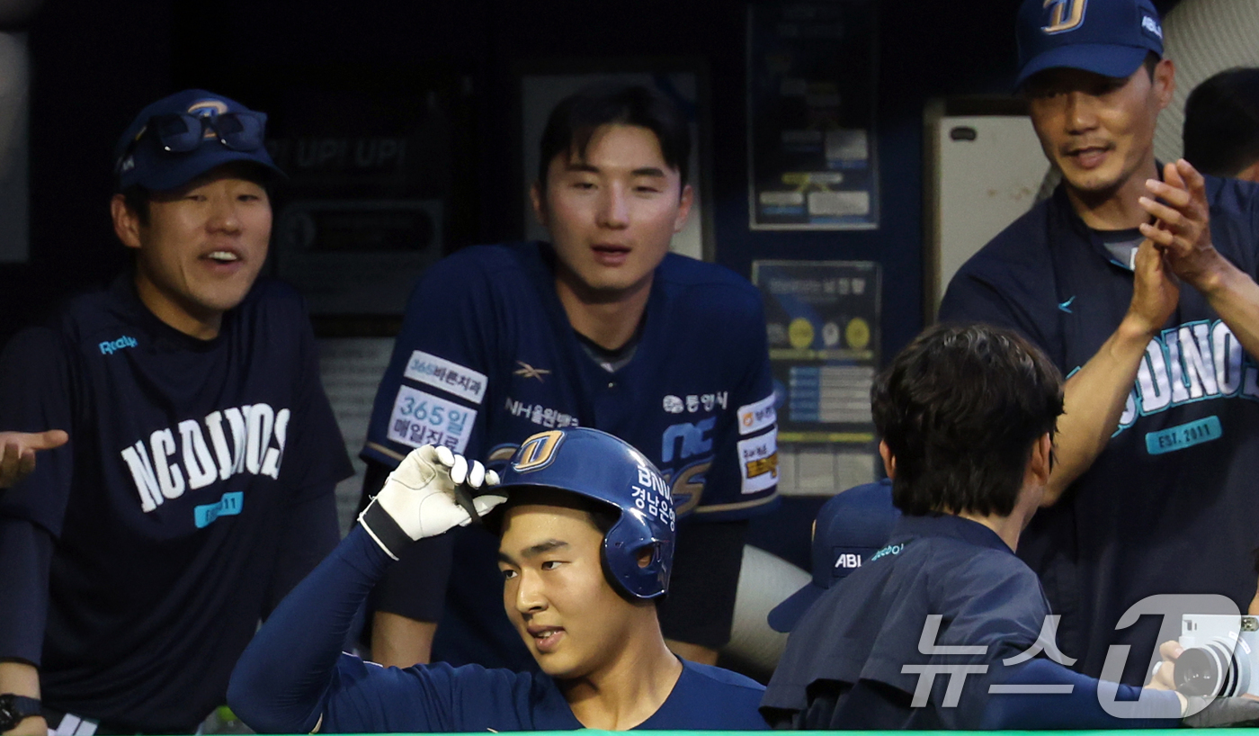 (서울=뉴스1) 김명섭 기자 = 19일 오후 서울 송파구 잠실야구장에서 열린 프로야구 '2025 신한 SOL뱅크 KBO 리그' LG 트윈스와 NC 다이노스의 경기에서 5회초 NC …