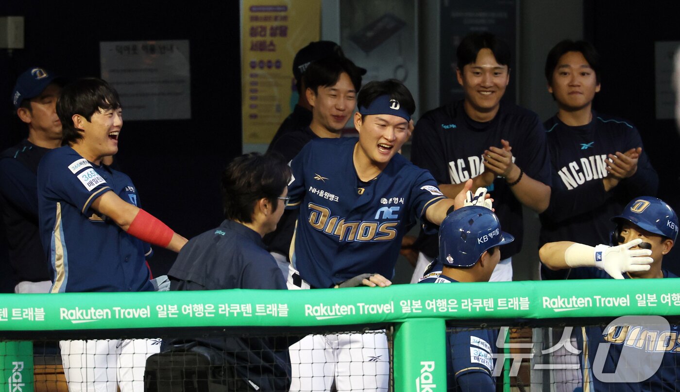 본문 이미지 - 19일 오후 서울 송파구 잠실야구장에서 열린 프로야구 &#39;2025 신한 SOL뱅크 KBO 리그&#39; LG 트윈스와 NC 다이노스의 경기에서 5회초 NC 공격 2사 2사상황 김휘집이 홈런을 치고 동료들과 기쁨을 나누고 있다. 2025.6.19/뉴스1 ⓒ News1 김명섭 기자