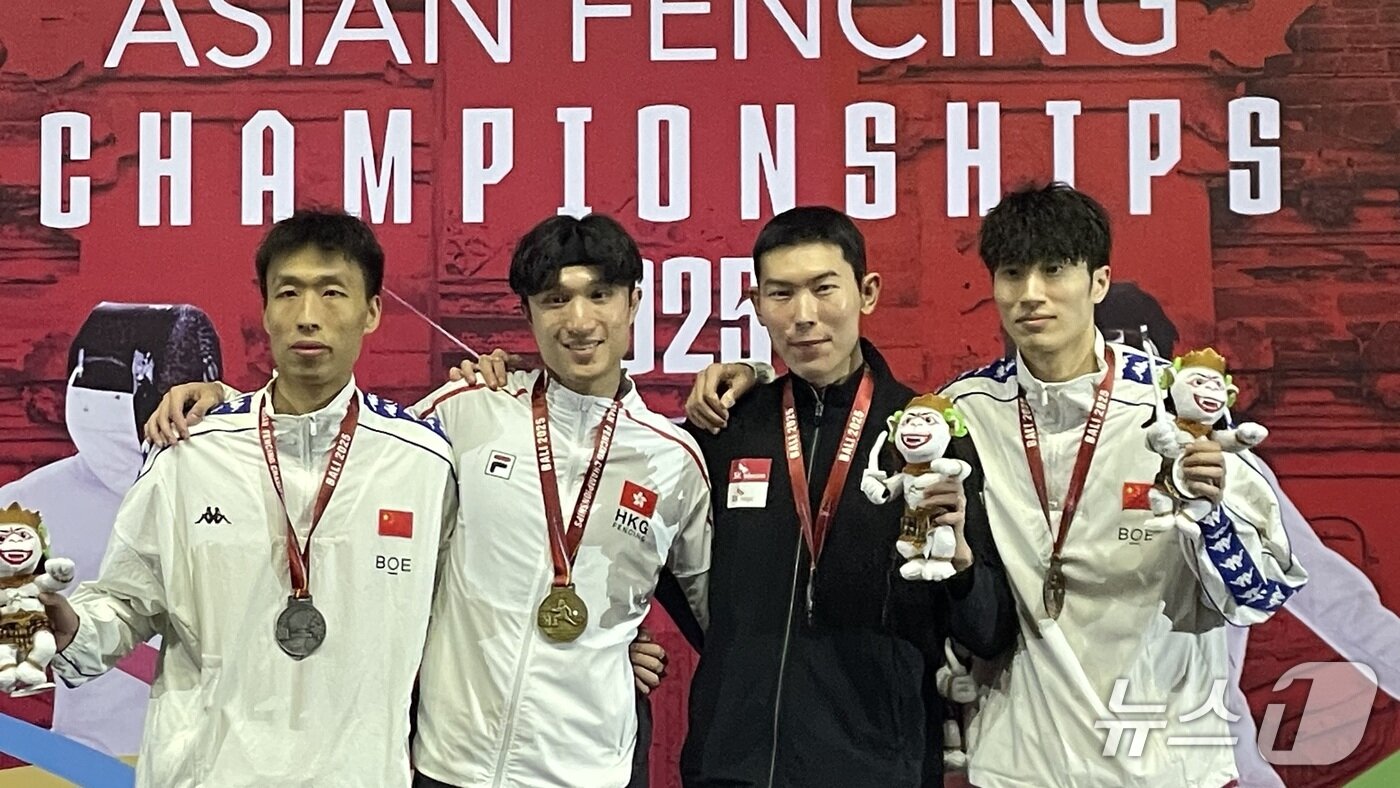 본문 이미지 - 펜싱 대표팀 윤정현&#40;왼쪽에서 3번째&#41;이 19일&#40;한국시간&#41; 열린 아시아선수권에서 남자 플뢰레 개인전 동메달을 수확한 뒤 기념 촬영을 하고 있다. &#40;대핞펜싱협회 제공&#41;