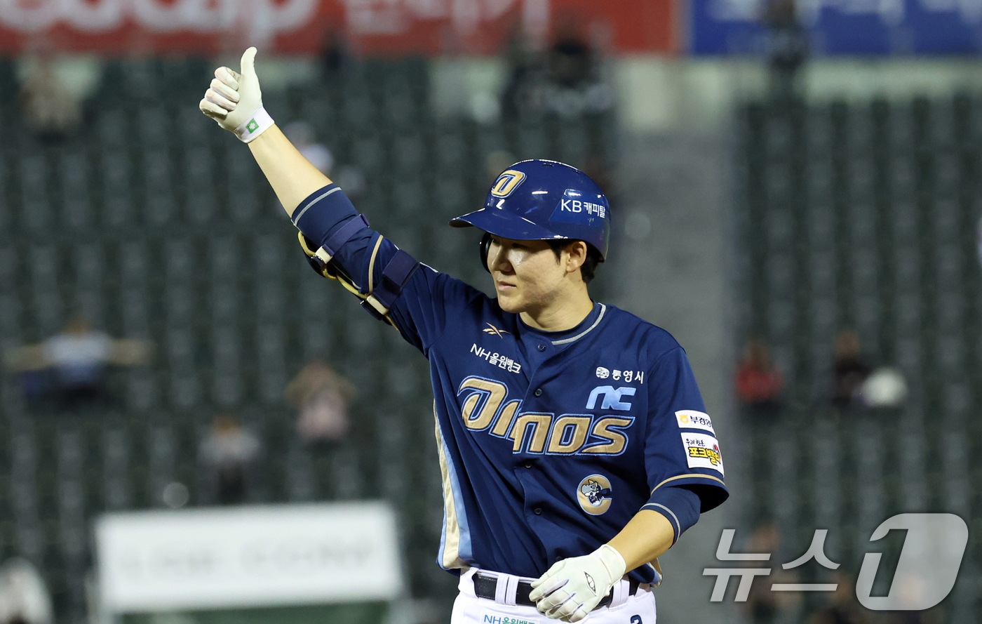 (서울=뉴스1) 김명섭 기자 = 19일 오후 서울 송파구 잠실야구장에서 열린 프로야구 '2025 신한 SOL뱅크 KBO 리그' LG 트윈스와 NC 다이노스의 경기에서 7회초 NC …