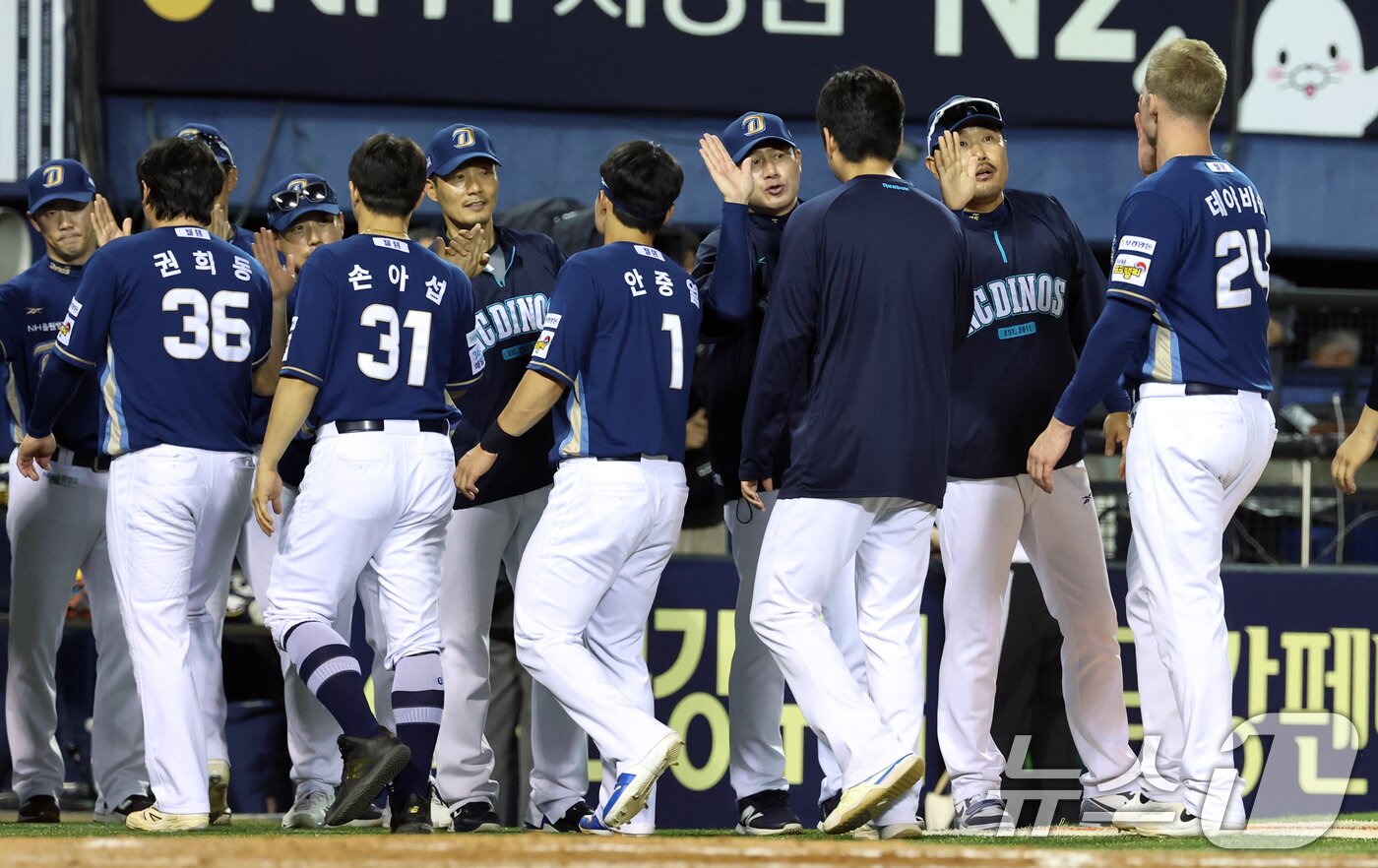본문 이미지 - 19일 오후 서울 송파구 잠실야구장에서 열린 프로야구 &#39;2025 신한 SOL뱅크 KBO 리그&#39; LG 트윈스와 NC 다이노스의 경기에서 승리한 NC 이호준 감독과 선수들이 하이파이브를 하고 있다. 2025.6.19/뉴스1 ⓒ News1 김명섭 기자