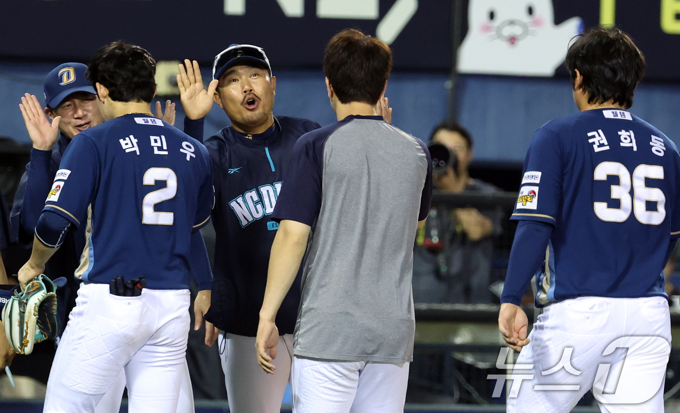 (서울=뉴스1) 김명섭 기자 = 19일 오후 서울 송파구 잠실야구장에서 열린 프로야구 '2025 신한 SOL뱅크 KBO 리그' LG 트윈스와 NC 다이노스의 경기에서 승리한 NC …