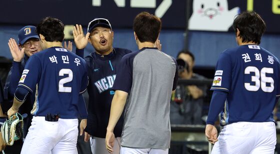 선수들과 승리 자축하는 이호준 감독