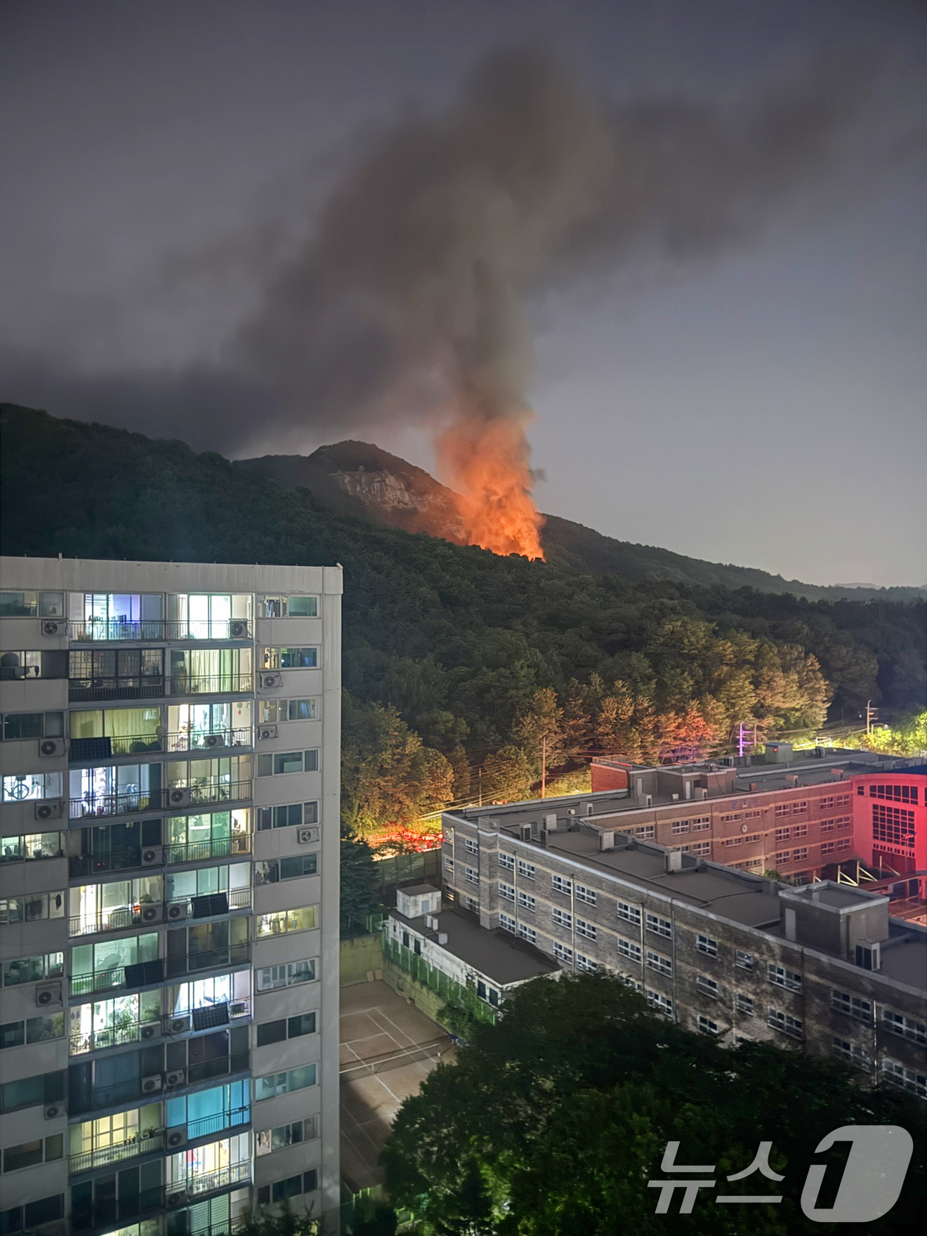 (서울=뉴스1) 민경석 기자 = 1일 오후 서울 노원구 수락산스포츠센터 뒤쪽 임시 건물에서 화재가 발생해 불길이 치솟고 있다.소방당국은 차량 30대, 인원 109명을 동원해 화재발 …
