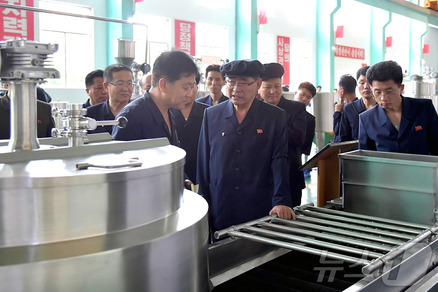 (평양 노동신문=뉴스1) = 북한 노동당 기관지 노동신문은 2일 박태성 내각총리가 삼지연비행장개건(리모델링)정형, 북포태산지구관광지, 원산어구종합공장, 평양건설기계공장, 평양양곡가 …