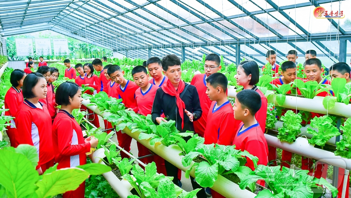 (평양 노동신문=뉴스1) = 북한 노동당 기관지 노동신문은 2일 만경대소년단야영소 실물 교육용 온실에 방문한 학생들을 조명하며 과거 2016년 김정은 당 총비서가 이곳을 방문한 일 …