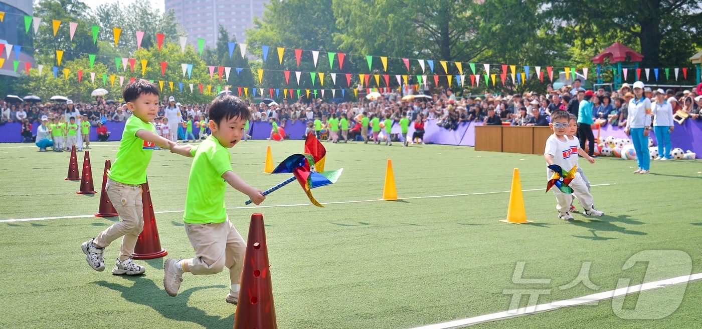 (평양 노동신문=뉴스1) = 북한 노동당 기관지 노동신문은 2일 각지에서 국제아동절(6월1일)을 맞아 즐거운 행사들이 개최됐다고 보도했다. [국내에서만 사용가능. 재배포 금지. D …