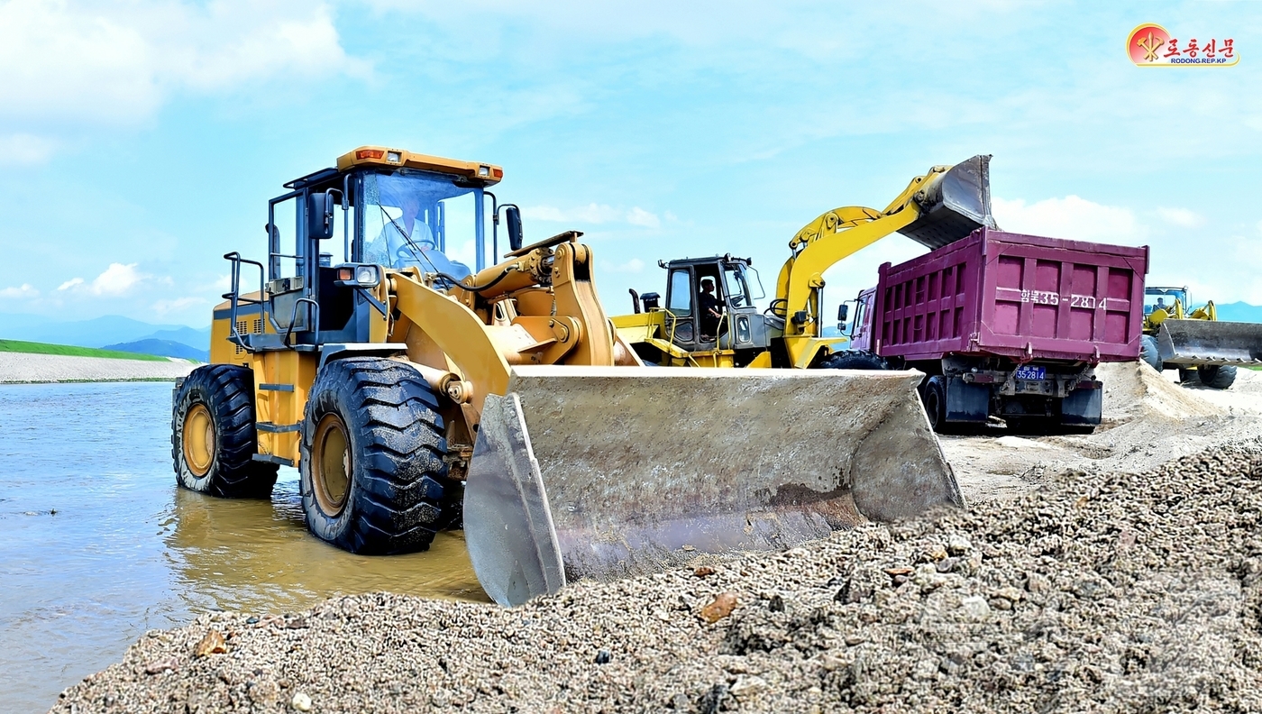 (평양 노동신문=뉴스1) = 북한 노동당 기관지 노동신문은 2일 자연재해 대응 능력을 강화하기 위해 각지에서 강하천 정리 사업을 중단 없이 진행하고 있다도 보도했다. 사진은 청진시 …