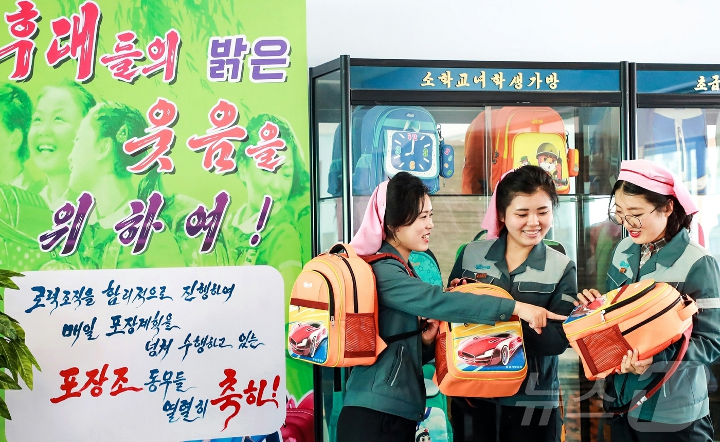 (평양 노동신문=뉴스1) = 북한 노동당 기관지 노동신문은 2일 평양가방공장에서 "학생 가방을 더 질 좋게 만들기 위해 서로 돕고 혁신을 이룩해나가고 있다"고 보도했다. [국내에서 …