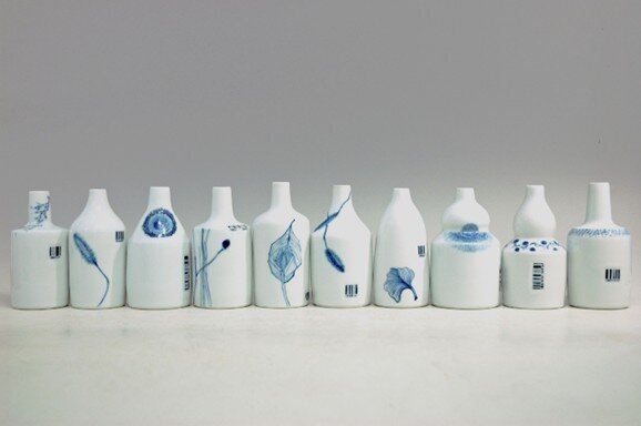 본문 이미지 - 이기자, 파랑의 꽃(Flower of blue)_고령토, 청화안료, 물레성형, 1300℃_2014 (프로젝트 스페이스 제공)