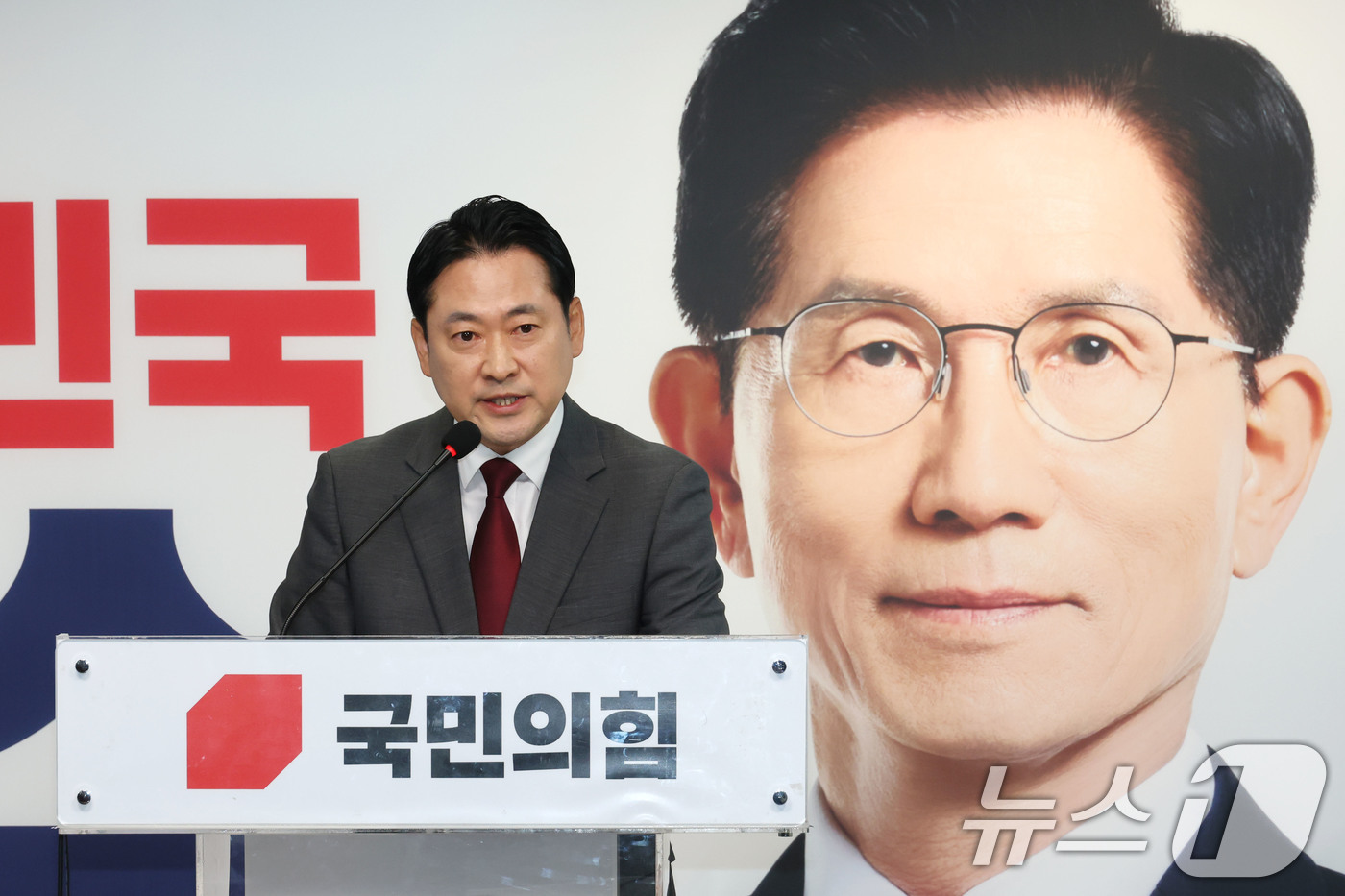 (서울=뉴스1) 이광호 기자 = 장동혁 국민의힘 선거대책위원회 종합상황실장이 2일 오전 서울 여의도 중앙당사에서 긴급기자회견을 열고 짐 로저스 로저스홀딩스 회장이 이재명 더불어민주 …