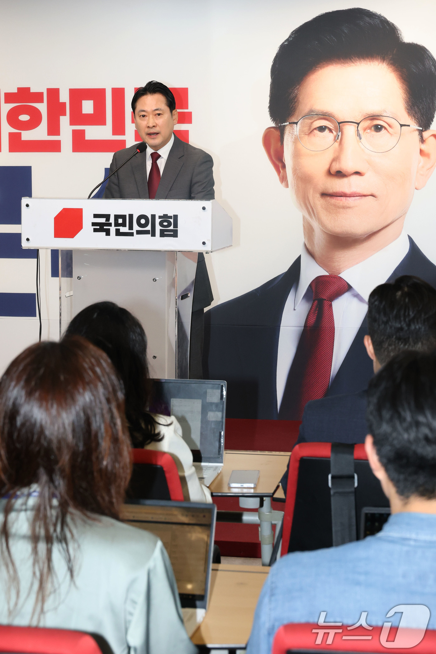 (서울=뉴스1) 이광호 기자 = 장동혁 국민의힘 선거대책위원회 종합상황실장이 2일 오전 서울 여의도 중앙당사에서 긴급기자회견을 열고 짐 로저스 로저스홀딩스 회장이 이재명 더불어민주 …