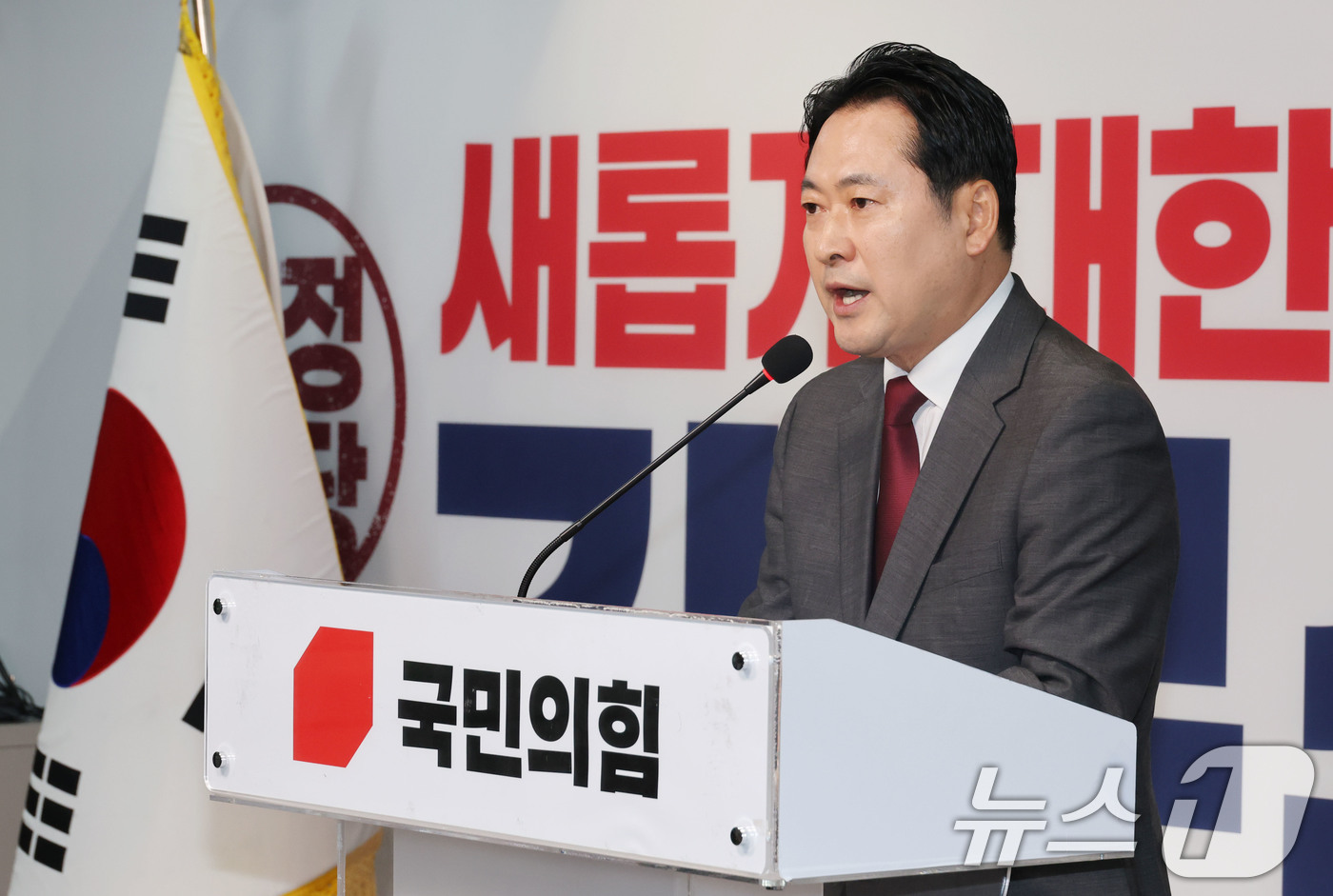 (서울=뉴스1) 이광호 기자 = 장동혁 국민의힘 선거대책위원회 종합상황실장이 2일 오전 서울 여의도 중앙당사에서 긴급기자회견을 열고 짐 로저스 로저스홀딩스 회장이 이재명 더불어민주 …