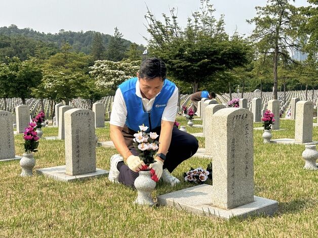 GS리테일, 호국보훈의 달 기념 '현충원 묘역' 정화 봉사활동