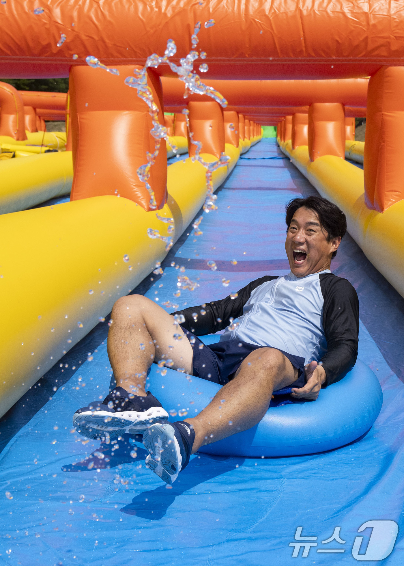 (서울=뉴스1) = 에버랜드는 올 여름 새롭게 선보이는 썸머 액티비티 슬라이드 '워터 버스터'가 오는 6일 오픈한다고 밝혔다.사진은 워터 버스터의 슬라이드 2종 중에서 스플래쉬 슬 …