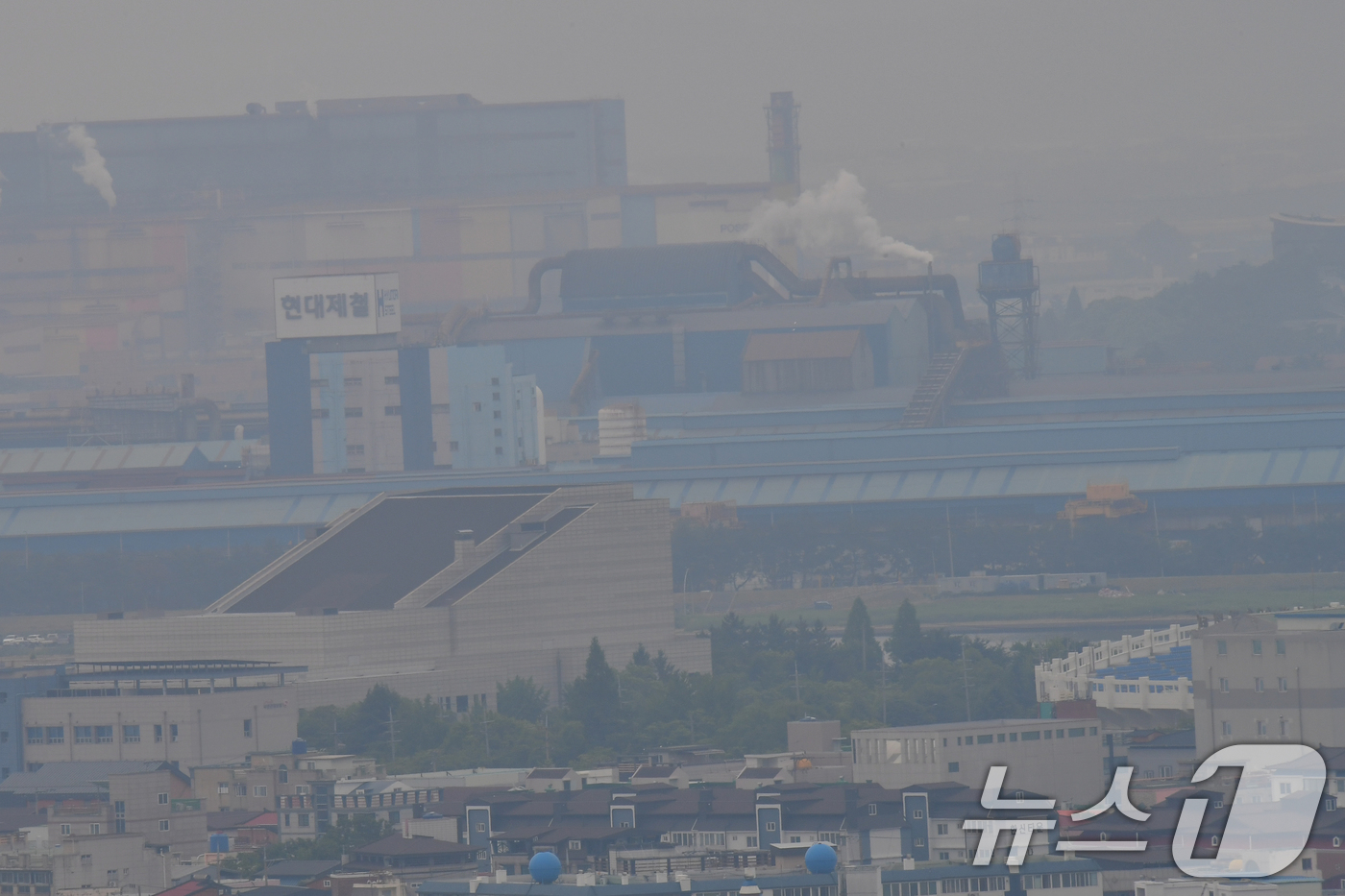 (포항=뉴스1) 최창호 기자 = 도널드 트럼프 미국 대통령의 외국산 철강 관세를 기존 25%에서 50%로 두배 올리는 인상 조치 발표를 앞둔 2일 오전 현대제철소 포항공장 주변이 …