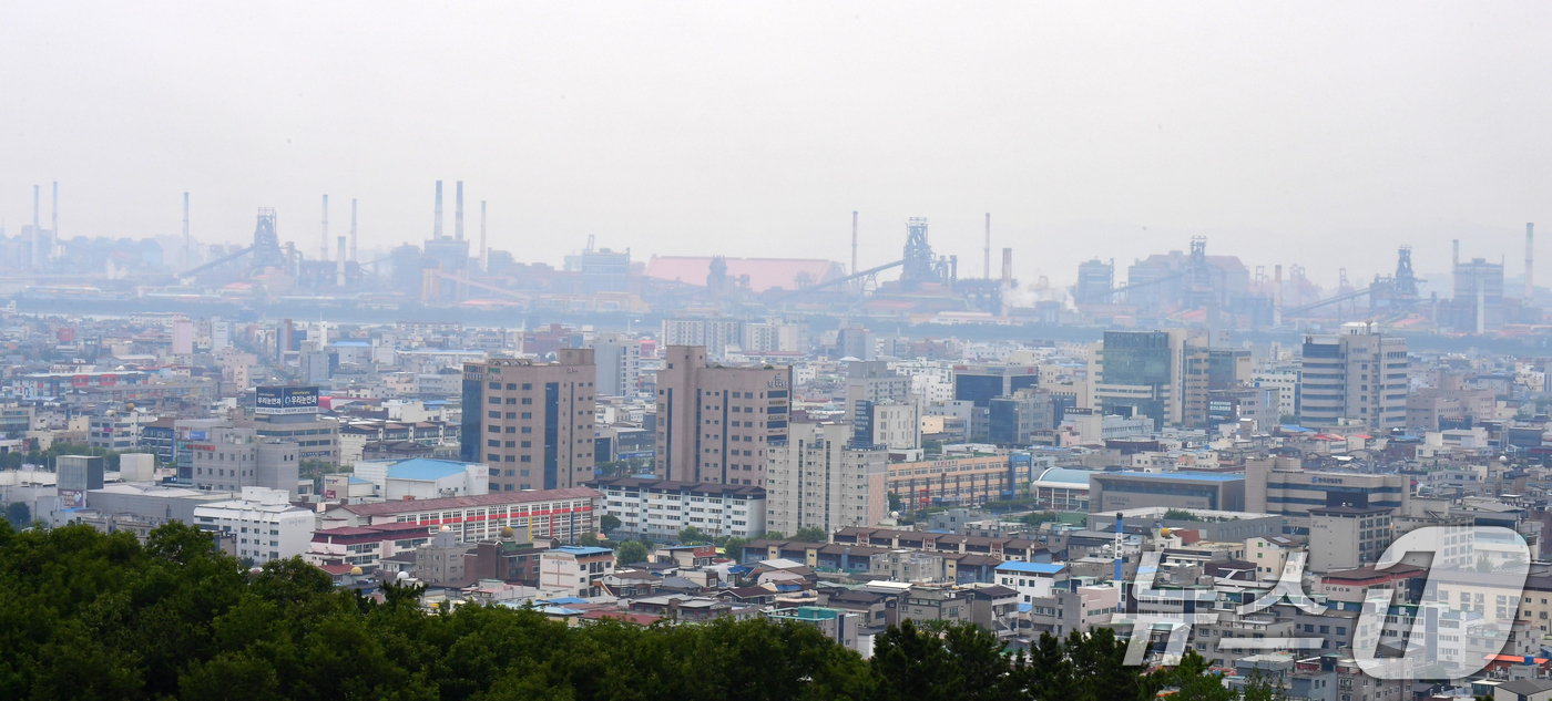 (포항=뉴스1) 최창호 기자 = 도널드 트럼프 미국 대통령의 외국산 철강 관세를 기존 25%에서 50%로 두배 올리는 인상 조치 발표를 앞둔 2일 오전 포스코 포항제철소 주변이 안 …