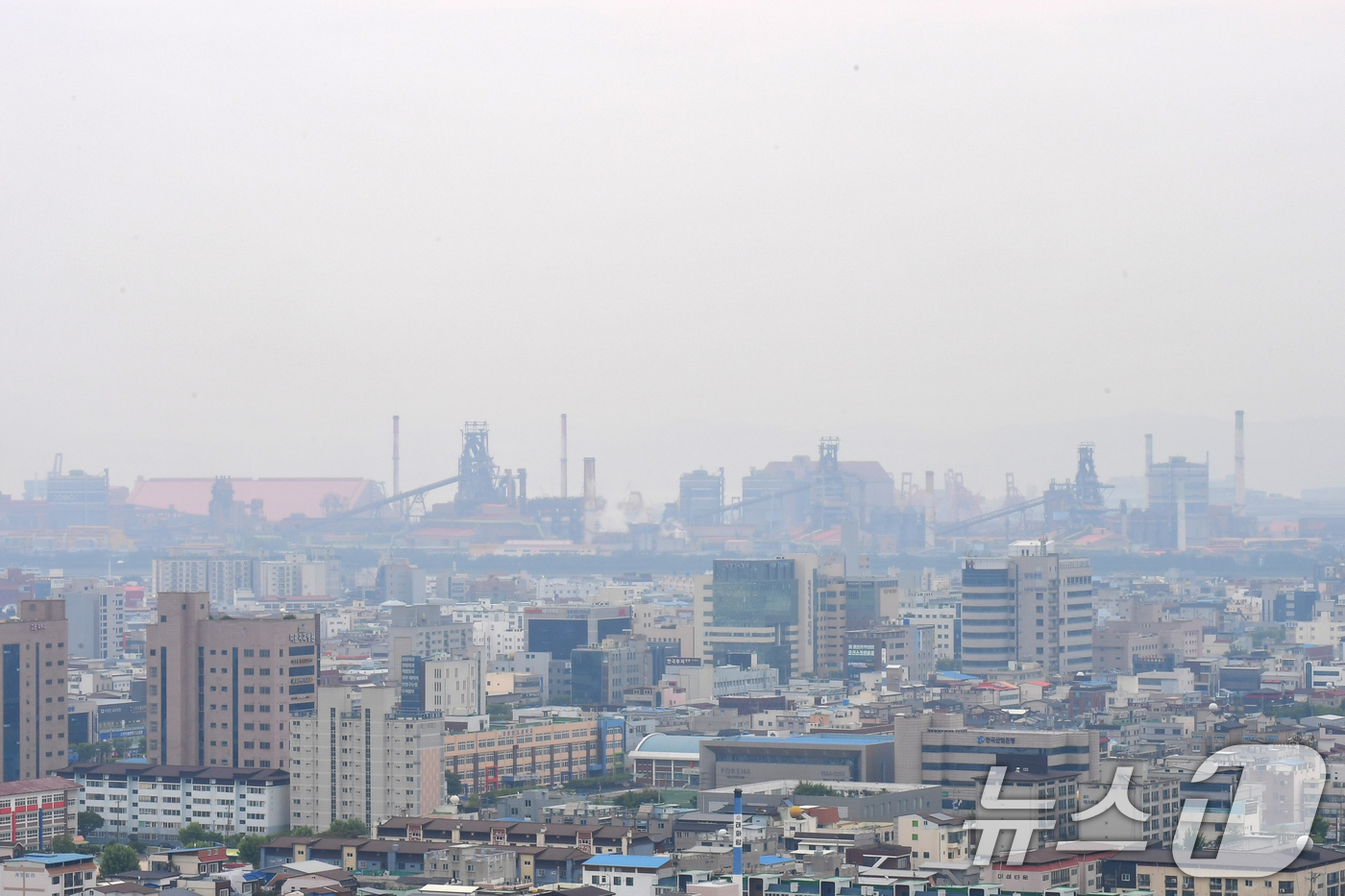 (포항=뉴스1) 최창호 기자 = 도널드 트럼프 미국 대통령의 외국산 철강 관세를 기존 25%에서 50%로 두배 올리는 인상 조치 발표를 앞둔 2일 오전 포스코 포항제철소 주변이 안 …