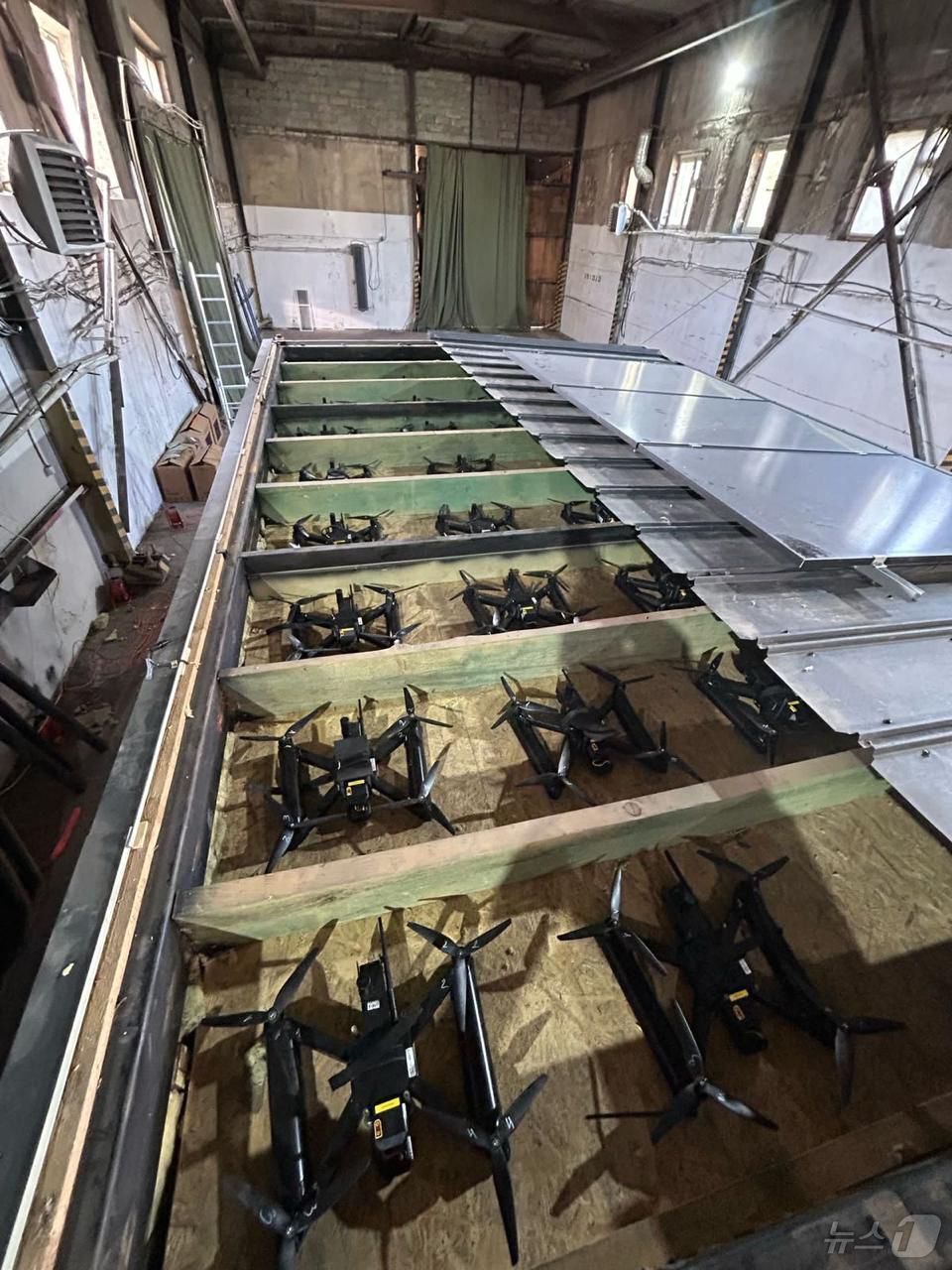 본문 이미지 - 우크라이나 보안당국이 배포한 우크라이나 전투용 드론 모습. 우크라이나는 러시아 영토 내에 몰래 들여놓은 드론으로 러시아 4개 공군기지를 공격해 폭격기 41대를 파괴했다고 발표했다. 2025.06.01. ⓒ AFP=뉴스1